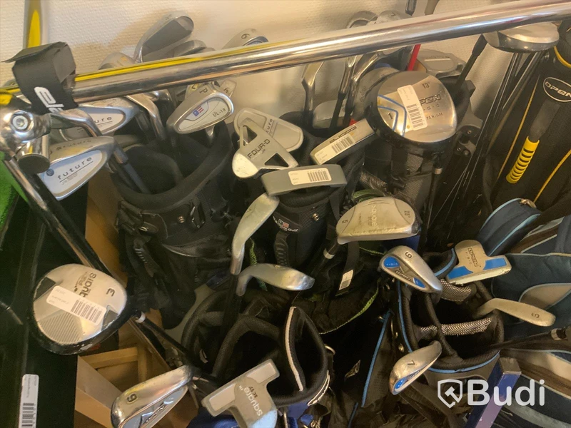 Ca 14 st begagnade golfbagar med div klubbor, samt några innebandyklubbor