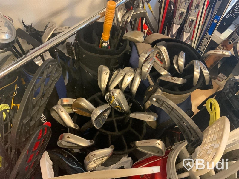 Ca 14 st begagnade golfbagar med div klubbor, samt några innebandyklubbor