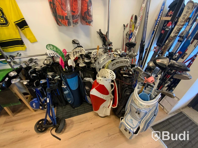 Ca 14 st begagnade golfbagar med div klubbor, samt några innebandyklubbor