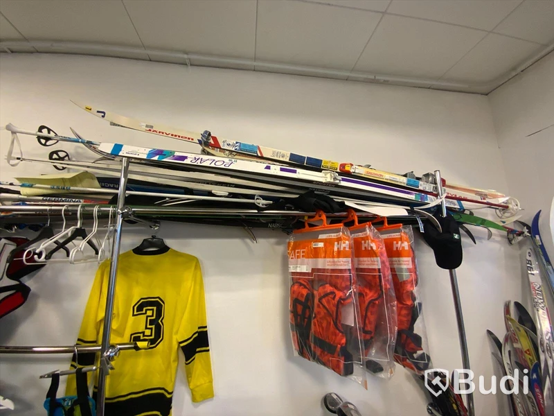 Parti med äldre skidor samt 3 st flytvästar