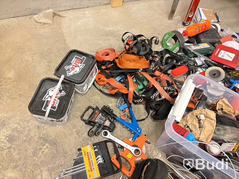 Maskiner, verktyg & material