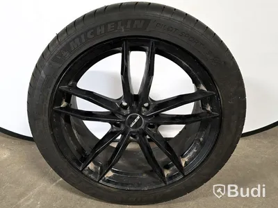 Sommardäck på 19" aluminiumfälg.