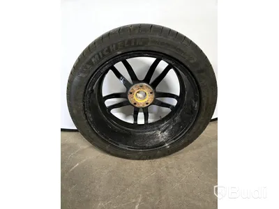 Sommardäck på 19" aluminiumfälg.