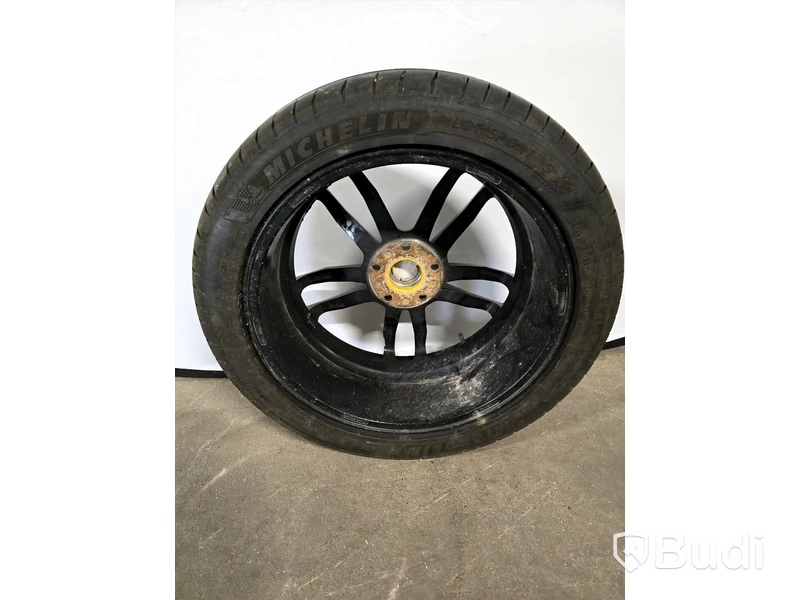 Sommardäck på 19" aluminiumfälg.