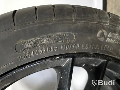 Sommardäck på 19" aluminiumfälg.