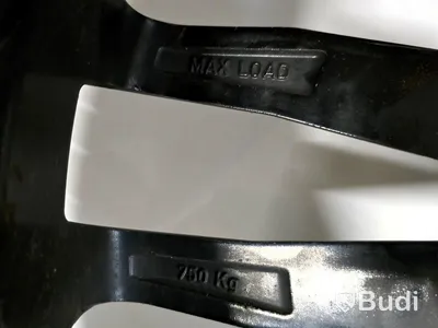 Sommardäck på 19" aluminiumfälg.