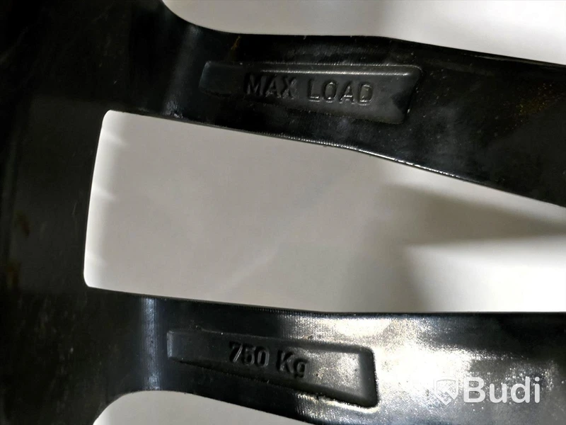 Sommardäck på 19" aluminiumfälg.
