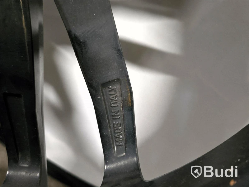 Sommardäck på 19" aluminiumfälg.