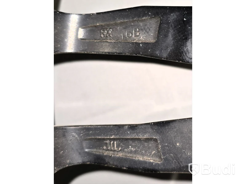 Sommardäck på 19" aluminiumfälg.
