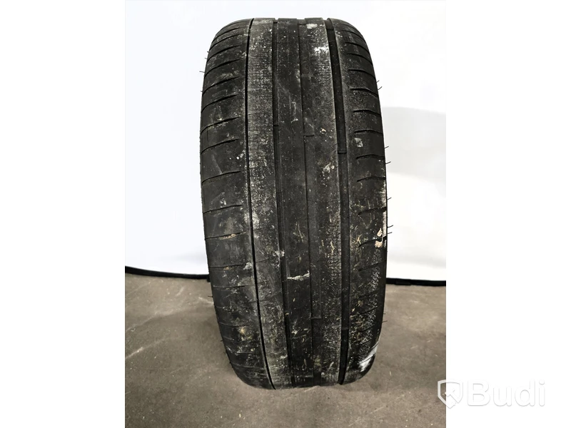 Sommardäck på 19" aluminiumfälg.