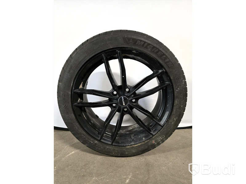 Sommardäck på 19" aluminiumfälg.