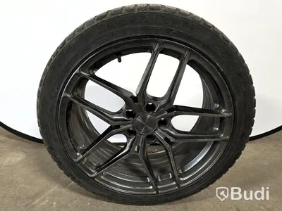 Vinterdäck på 19" alufälgar.