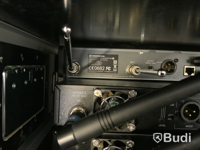Case med 2st Sennheiser mottagare och 2st Mipro-mottagare