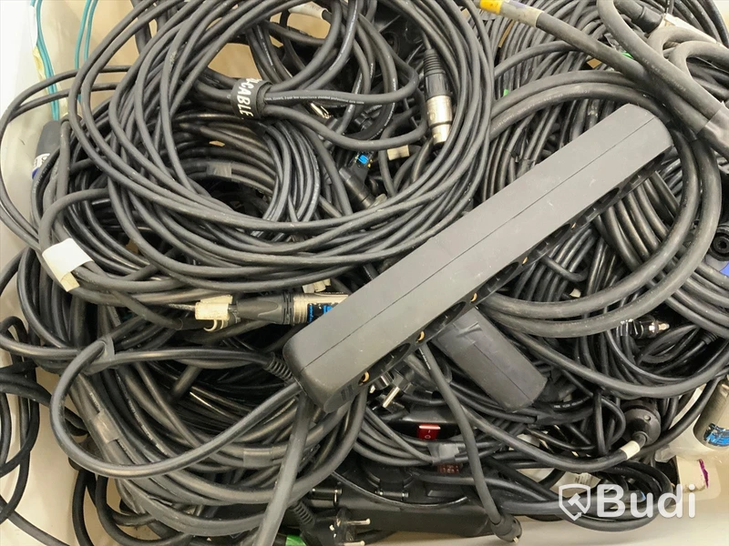 Plastlåda med div XLR och strömkabel