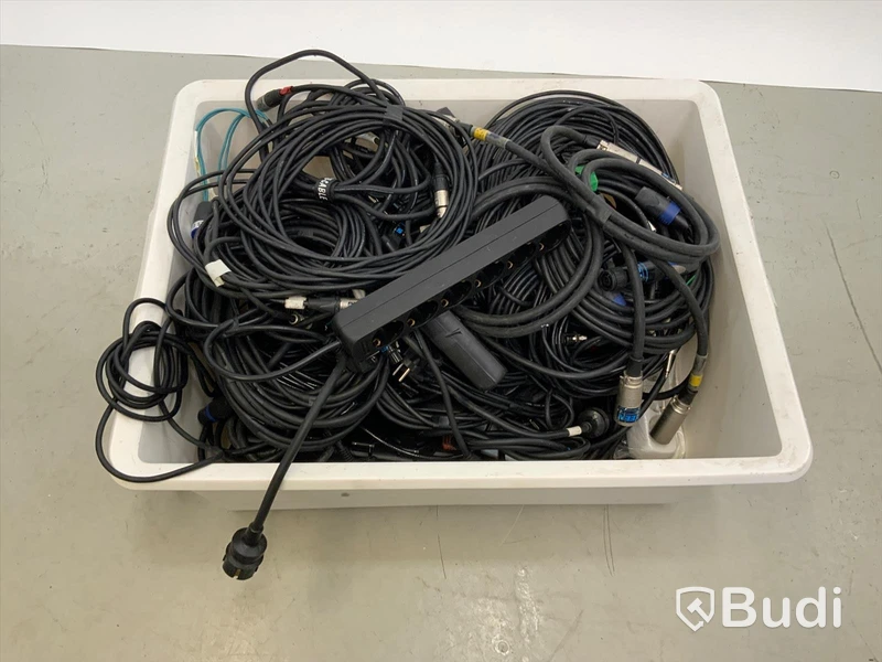 Plastlåda med div XLR och strömkabel