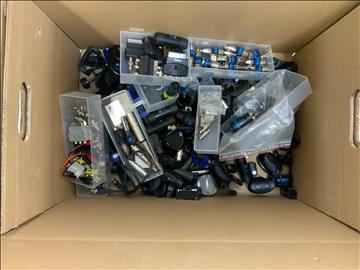 Låda med div kablage och adapters