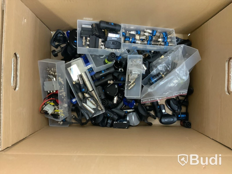 Låda med div kablage och adapters