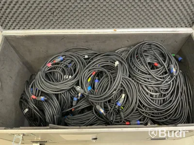 Holmbergcase med div högtalarkablage ca 80st.