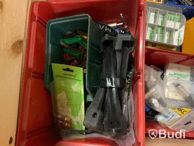 Pall med diverse kablage, kontakter mm