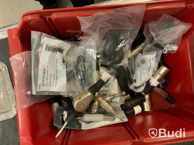 Pall med diverse kablage, kontakter mm