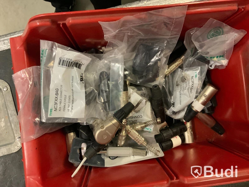 Pall med diverse kablage, kontakter mm
