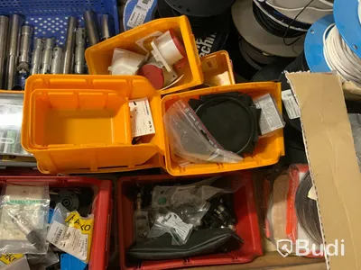 Pall med diverse kablage, kontakter mm