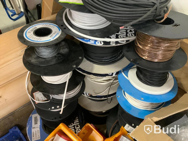 Pall med diverse kablage, kontakter mm