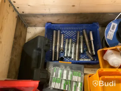 Pall med diverse kablage, kontakter mm