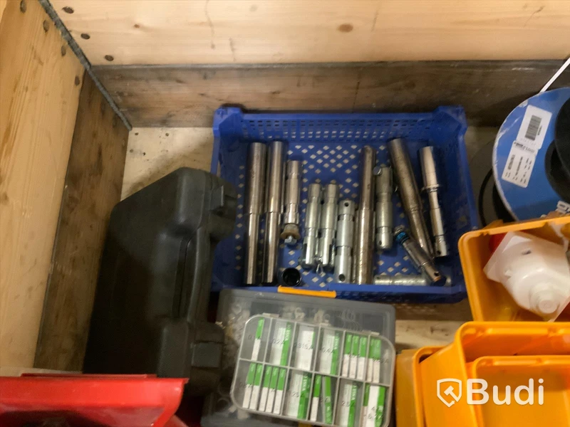 Pall med diverse kablage, kontakter mm