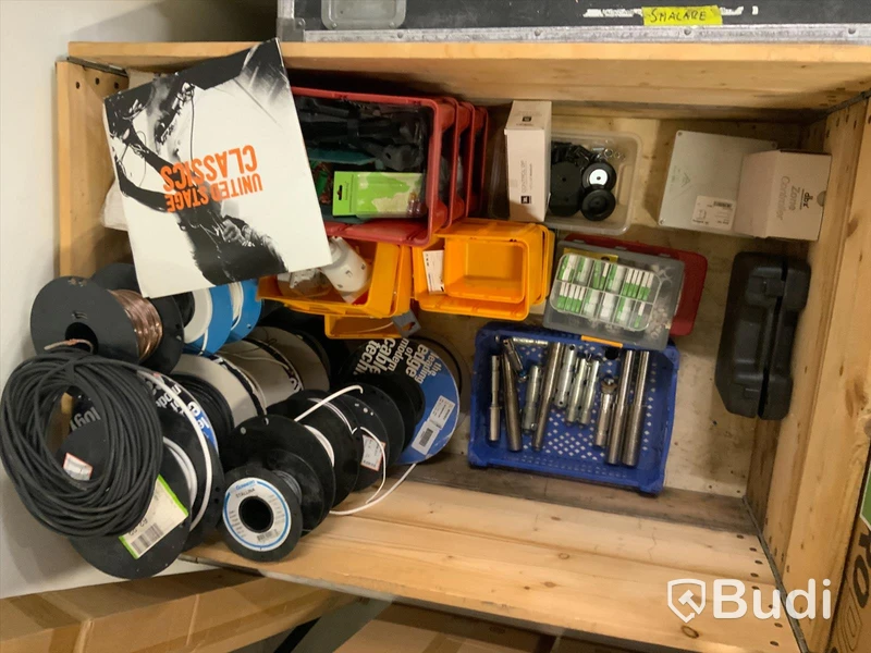 Pall med diverse kablage, kontakter mm