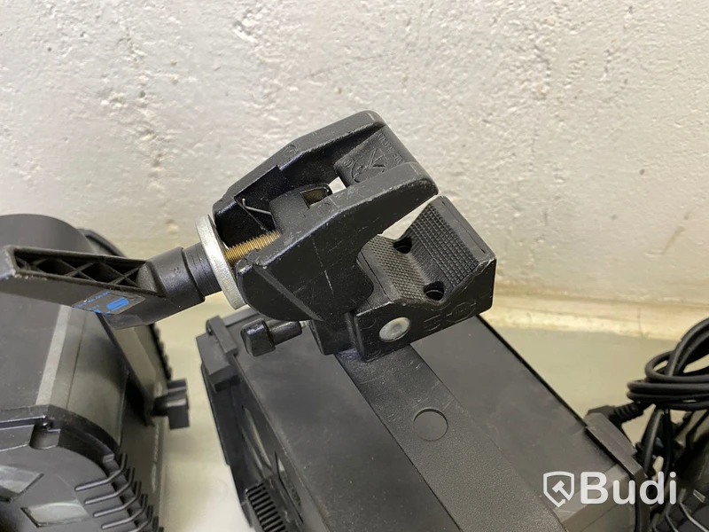 3st lampor American DJ (ADJ) QuadPhase med Manfrotto-clamp