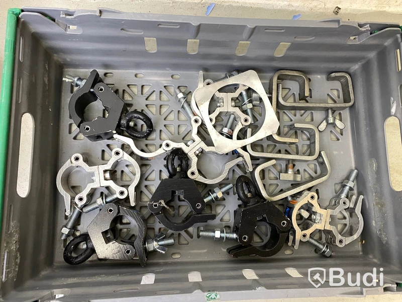 2st plastbackar med div fästen