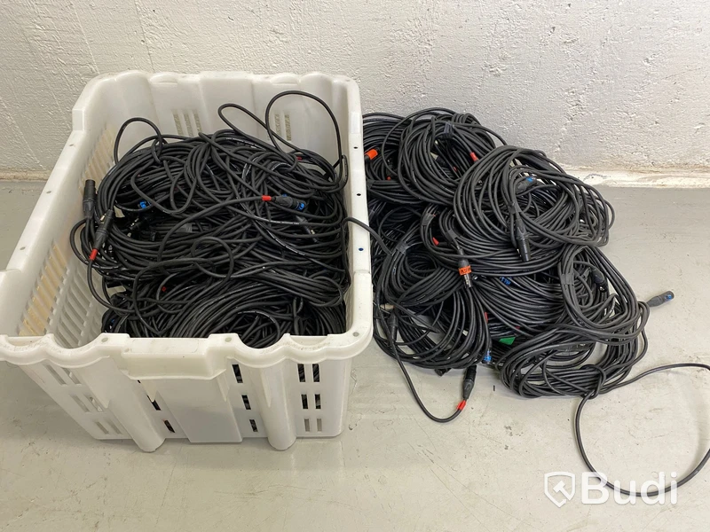 Plastback med ca 75 st XLR-kabel från Neutrik i olika längre
