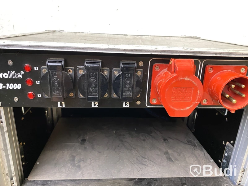 Rullcase med 2st D&B Audiotechnik D12 slutsteg och 1st Eurolite powerdistributor