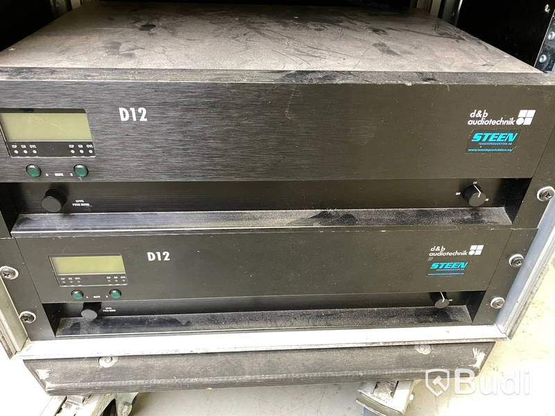 Rullcase med 2st D&B Audiotechnik D12 slutsteg och 1st Eurolite powerdistributor