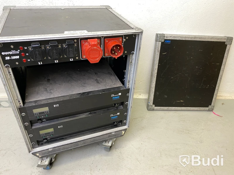 Rullcase med 2st D&B Audiotechnik D12 slutsteg och 1st Eurolite powerdistributor
