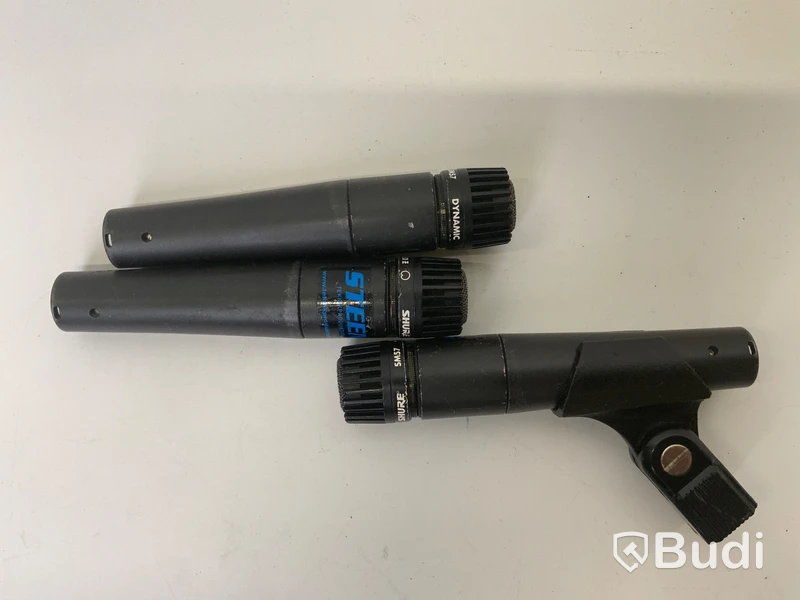 3st mikrofoner Shure SM57 varav 1st med mikrofonhållare