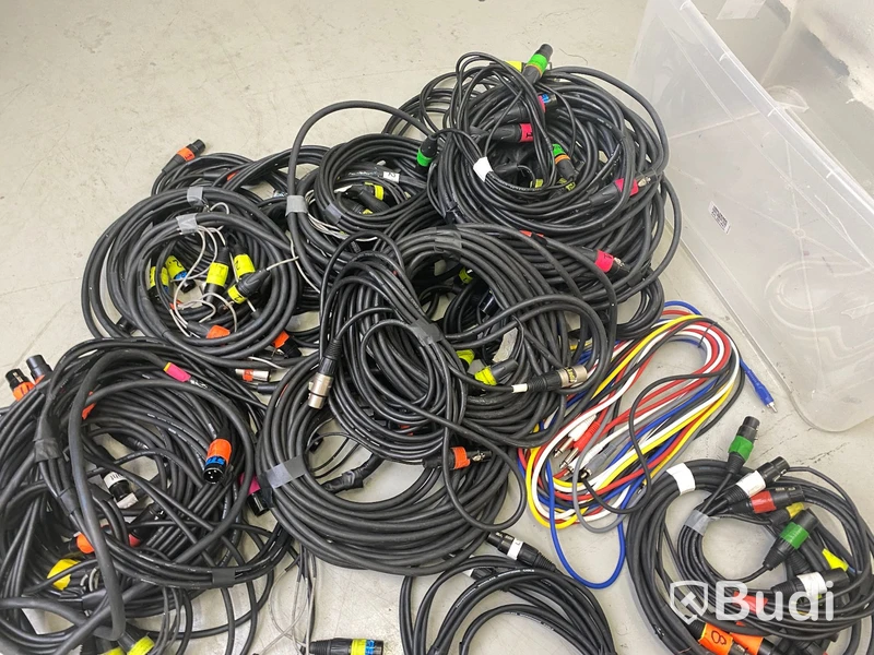 ca 30 st XLR-kablar olika modeller.
