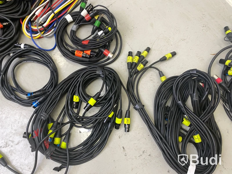 ca 30 st XLR-kablar olika modeller.