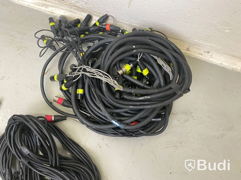 ca 30 st XLR-kablar olika modeller.