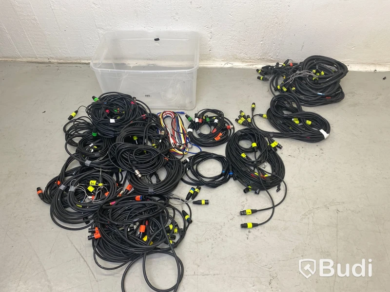 ca 30 st XLR-kablar olika modeller.