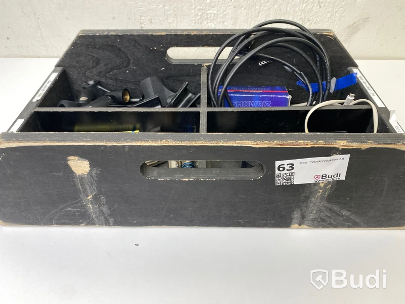 Låda med div mikrofonhållare, XLR-kontakter m.m.