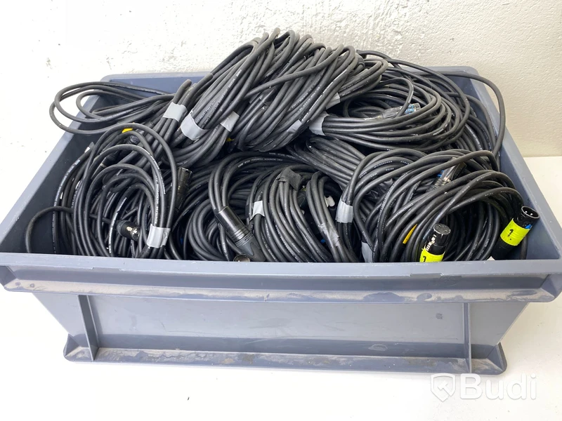 ca 80 st XLR-kablar i plastback, mestadels Klotz och Neutrik, mycket kortare längder