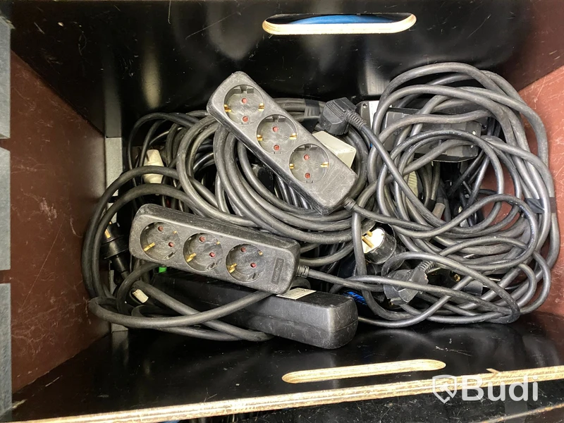 Holmberg Case med div kablage