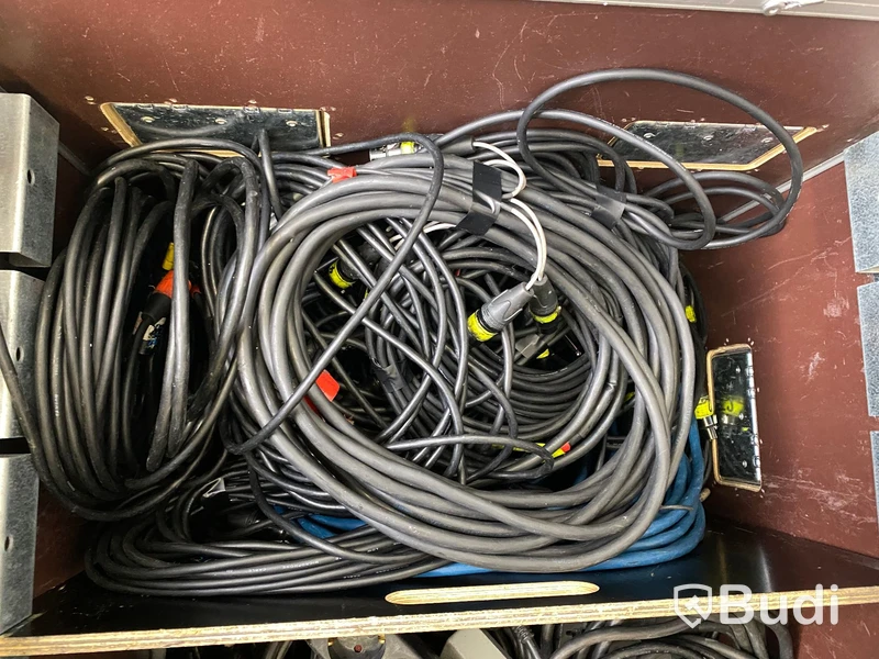Holmberg Case med div kablage