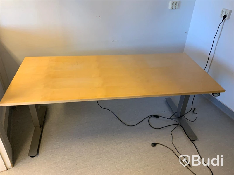 Skrivbord EFG, elektriskt höj- och sänkbart - Rum 5060
