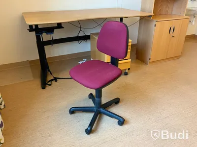Skrivbord EFG, elektriskt höj- och sänkbart inklusive hurts, hylla och kontorsstol  - Rum 4126
