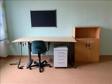 Skrivbord EFG, elektriskt höj- och sänkbart inklusive hurts, hylla och kontorsstol  - Rum 4125