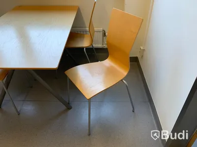 Matbord med tillhörande 4st Trästolar  - Rum 4111