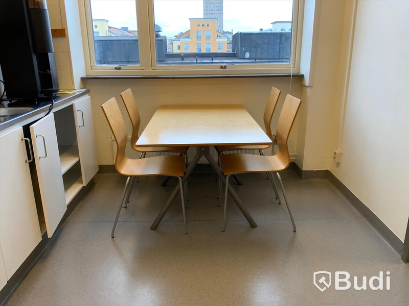 Matbord med tillhörande 4st Trästolar  - Rum 4111
